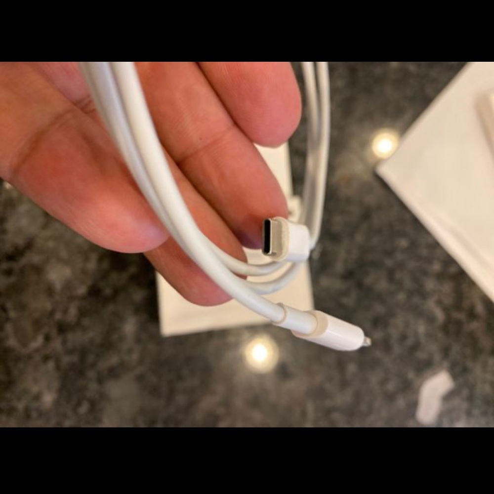 IPhone USB-C to lightning Charger 18w and 1m cord - Picture 7 of 7